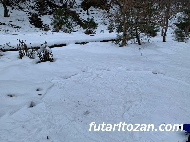 ビバーク対策 スノーマウント の造り方 雪洞が掘れない場面で活躍 Yama Ni Muchu